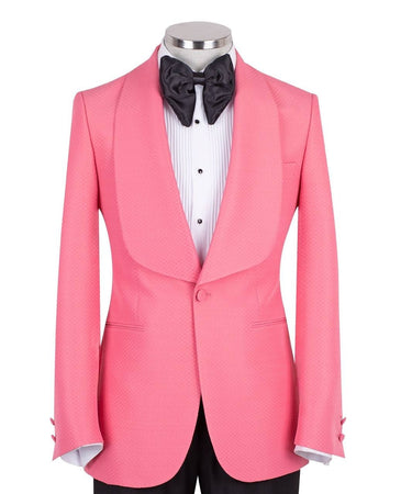 Pink textured single-breasted tuxedo jacket with a prominent shawl lapel on a mannequin, showcasing Istanbul craftsmanship and a unique fabric pattern for a luxurious look.